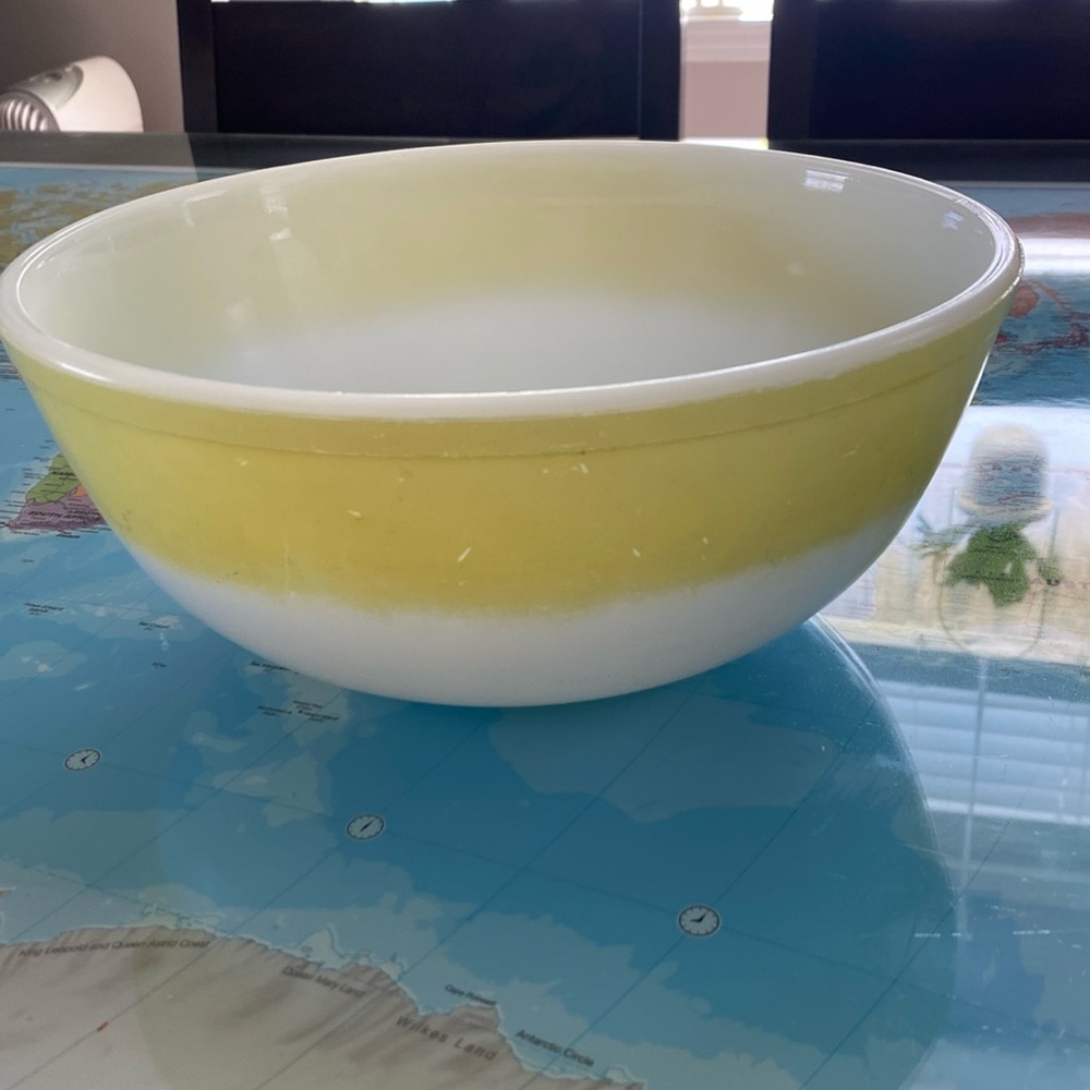 Pyrex, 404, white with yellow accent. Well loved